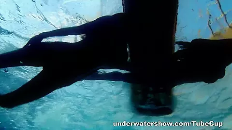 UnderwaterShow Video: Mia nd Petra