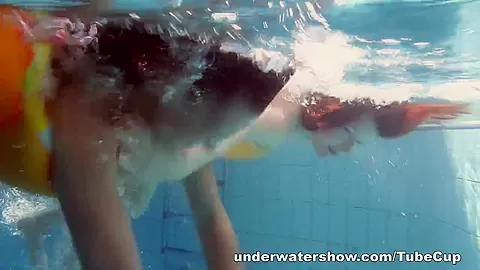UnderwaterShow Video: Mia nd Petra