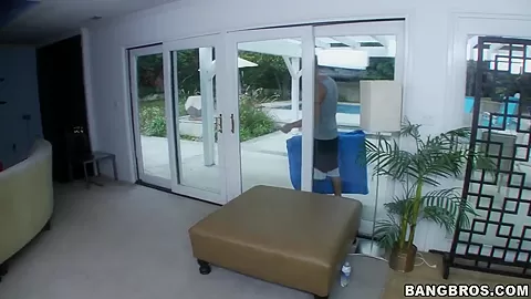 Nikita Jaymes' coot awaits for massage guy