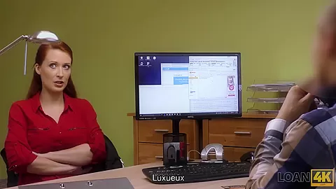 LOAN4K. La beaute aux cheveux roux a le sexe sale pour l'argent pour la chirurgie d'un animal