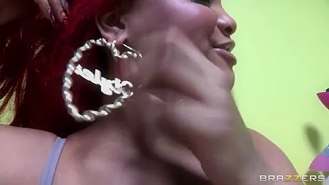 Black chick poses on camera and shows her beauty
