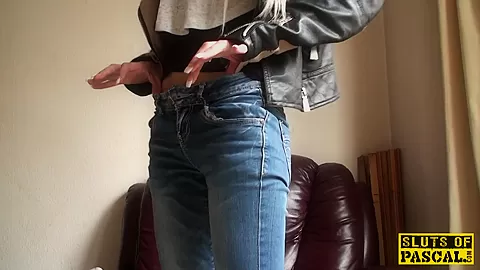 Solo british skank toys pussy with vibrator