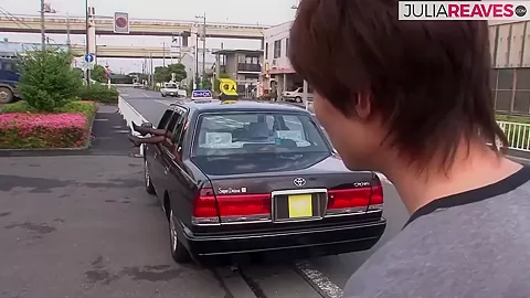 Sex in the car with the pretty Asian girl it wobbles