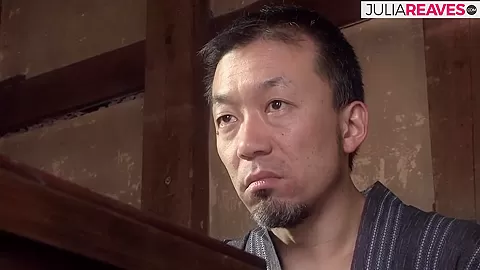 Asian housewife with hairy pussy makes her first sex tape