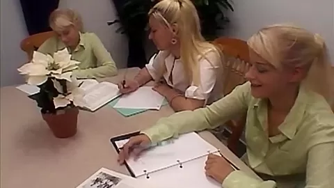 Twins in lez threeway eat out pussy