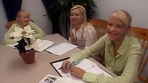 Twins in lez threeway eat out pussy