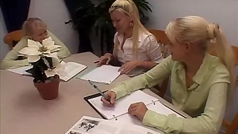 Twins in lez threeway eat out pussy