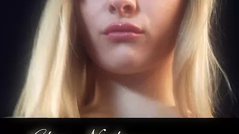 Charlize pose sensual her wet pussy