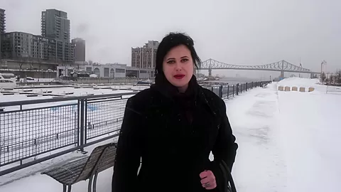 Lizbeth, 25 years old, archives and flakes up!