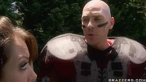 Threesome fuck-sport on the green field