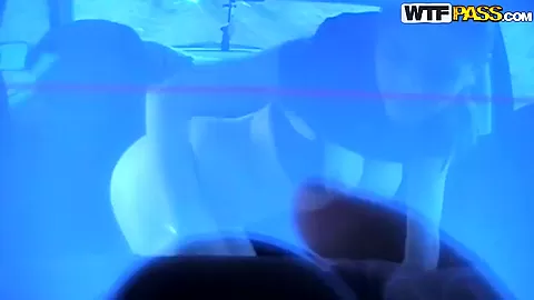 Amateur brunette whore Anka gets fucked in car