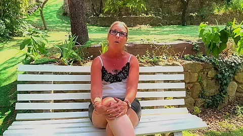 Marie, 35, beautician in Avignon!