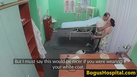 Doctor pussypounds nurse in threeway