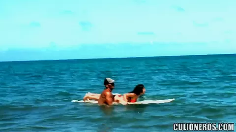 Admirable Samy lets her ass swim in the sea