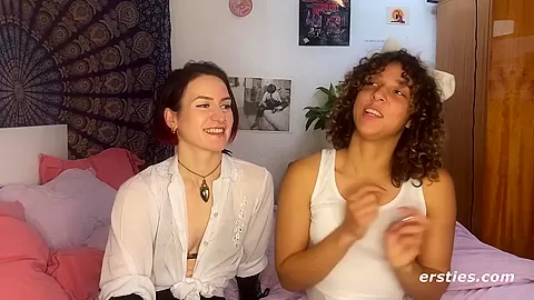 Domina Flora Wird Von Katzchen July Geleckt