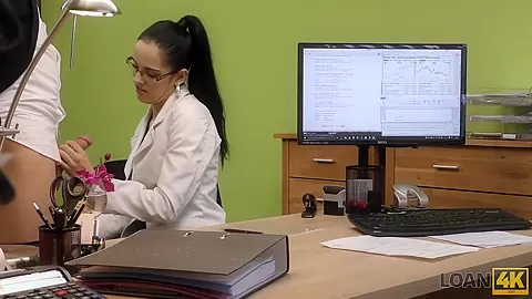 LOAN4K. Une brune donne sa chatte à un agent pour acheter du matériel de musique
