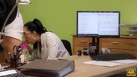 LOAN4K. Une brune donne sa chatte à un agent pour acheter du matériel de musique