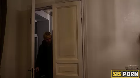 SISPORN. Dude meets blindfolded stepsister in the bedroom and fucks her