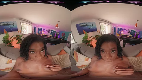 Ebony bombshell plays with her pussy in virtual reality