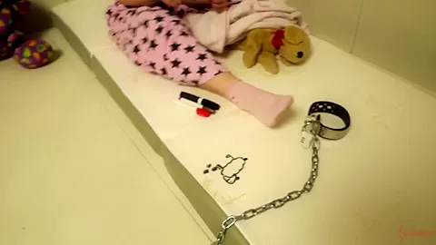Foot worship assylum teen 18+ sucks doms toes