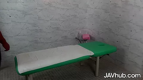 JAVHUB Yura Hitomi gets fucked by her masseur