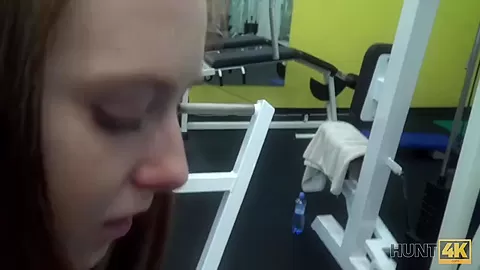 HUNT4K. Kokettes Babe mit schönem Piercing ist bereit für Geld zu ficken