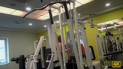 HUNT4K. Kokettes Babe mit schönem Piercing ist bereit für Geld zu ficken