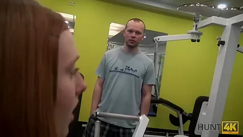 HUNT4K. Kokettes Babe mit schönem Piercing ist bereit für Geld zu ficken