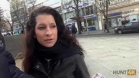 HUNT4K. Guy ha bisogno di soldi, quindi perché osserva come la sua adorabile ragazza si sporca