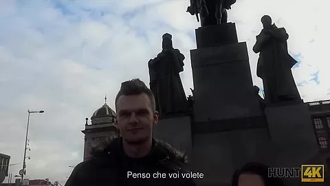 HUNT4K. Guy ha bisogno di soldi, quindi perché osserva come la sua adorabile ragazza si sporca