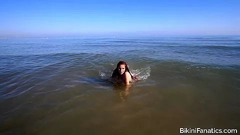 Amateur bikini model bares it all on a public beach