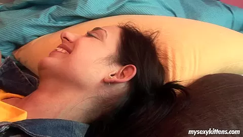 Lesbian teens 18+ Zorah and Nomi have sex