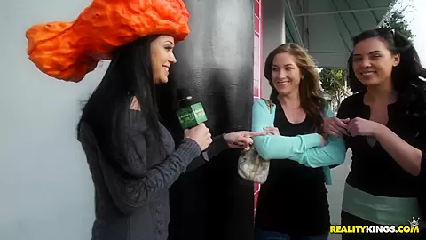 Sexy games with pretty babes in costumes