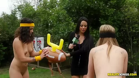Sexy games with pretty babes in costumes