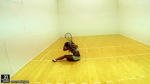 Capri CavanniFootsie Cardio Scene