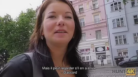 HUNT4K. Ramassage reussi et sexe pour de largent avec une jolie femme