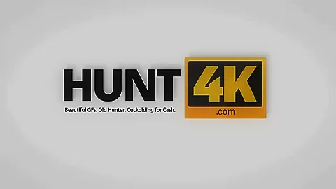 HUNT4K. Guy braucht Bargeld, also warum lässt er zu, dass ein Fremder seine süße Freundin fickt