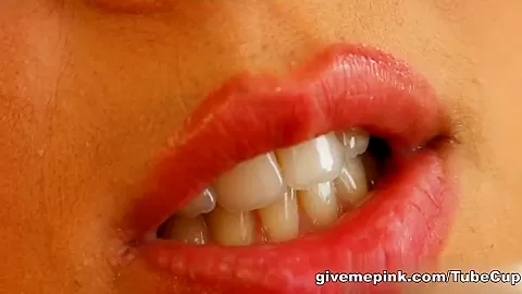 The gorgeous Cindy is back at Givemepink and she is more beautiful than even.