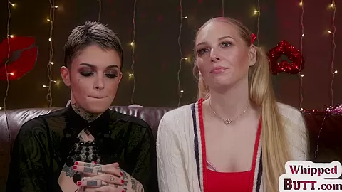 Inked lezdom whips feet of blindfolded GF after casting