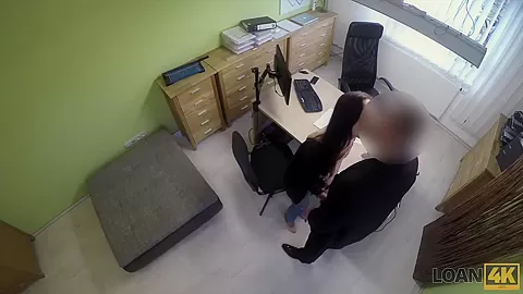 LOAN4K. Il giovane pulcino ha bisogno di soldi, quindi perché soddisfa l'agente di prestito