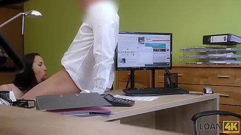 LOAN4K. Il giovane pulcino ha bisogno di soldi, quindi perché soddisfa l'agente di prestito