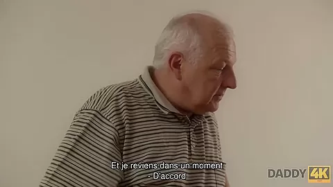 DADDY4K. Viejo padre de pelo gris hace el amor para ternar joven angelface