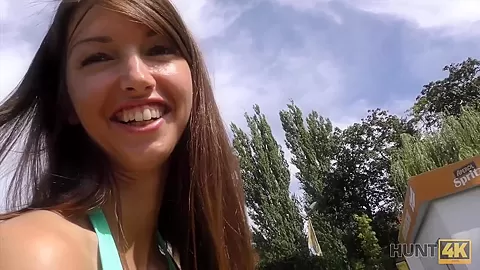 HUNT4K. Cash rend jolie fille prete pour fellation et anal dans un parc