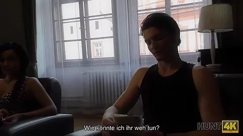 HUNT4K. Küken stimmt für Sex für Geld auch vor Freund