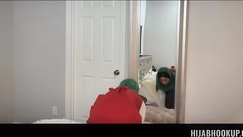 Shy But Curious Porn - HijabHookup