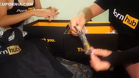 Pareja Caliente Celebra Los 25k De Suscriptores En Mas Unboxing Celebramos Follando!