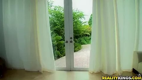 Busty Alexa Miliani shows her perfect butt and wants to be drilled