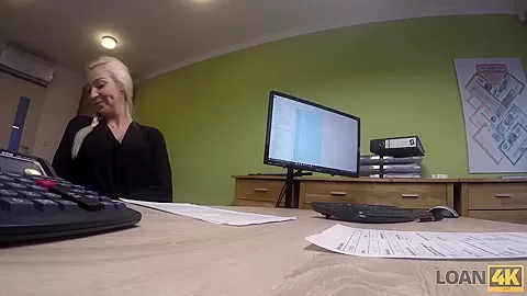 LOAN4K. Bel agente fa lamore con una ragazza sexy e approva il credito
