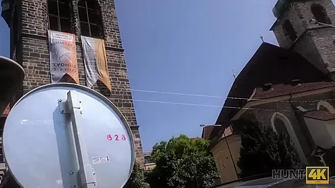 HUNT4K. Il giovane cornuto osserva come il suo bel GF guadagna
