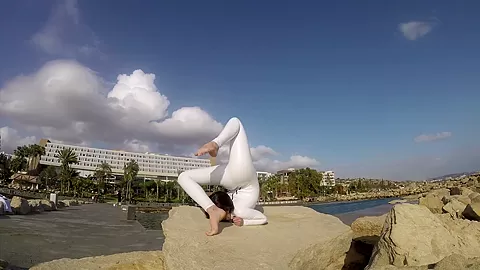 Elegnant Contortionist In White Spandex - Watch4Fetish